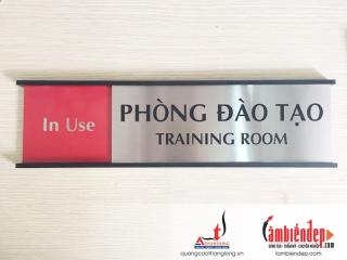 Biển phòng đào tạo trượt ngang thay đổi nội dung