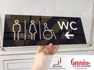 Biển phòng WC chất liệu mica đen in UV mặt trước