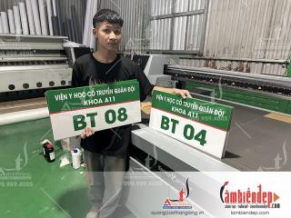 Biển phòng bệnh viện chất liệu mica in UV
