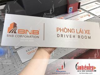 Biển phòng công ty BNB chất liệu alu xước trắng in UV