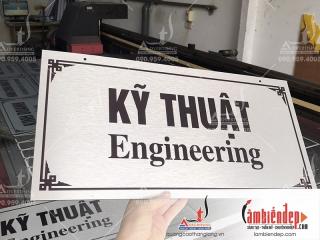 Biển phòng kỹ thuật chất liệu alu xước trắng dán decal