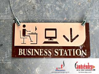 Biển phòng mica gắn chữ nổi treo dây thả trần