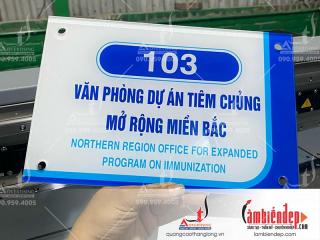 Biển phòng mica in UV gắn ốc chân kính