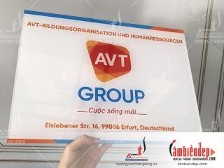 Biển công ty avt group mica trong in UV ngược mặt sau