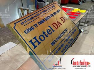 Biển công ty hotel đá đỏ inox vàng gương ăn mòn đổ sơn