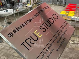 Biển công ty true inox trắng xước ăn mòn đổ sơn
