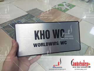 Biển wc inox trắng xước ăn mòn gắn đế mica đen