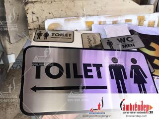 Biển toilet inox trắng xước ăn mòn gắn đế mica đen
