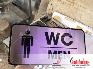 Biển wc nam inox trắng xước ăn mòn gắn đế mica đen