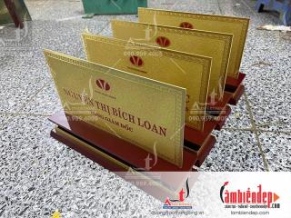 Nên làm biển chức danh thẳng đứng hay nghiêng nhẹ về phía sau?