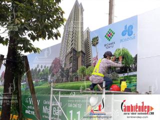 So sánh hiệu quả giữa hoarding tôn dán decal và căng bạt Hiflex