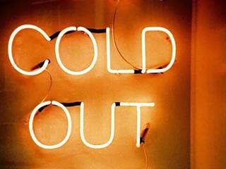 Đèn neon màu vàng nắng trang trí cửa hàng thời trang, quán cà phê