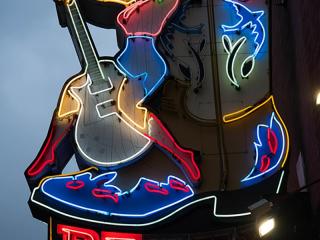 Biển neon trang trí quán bar Betty Boo