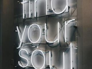 Đèn neon trang trí quán cà phê