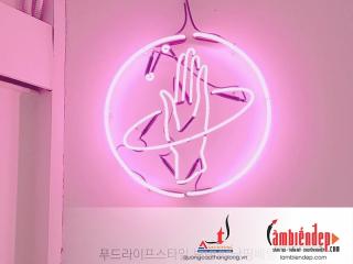 Đèn neon màu hồng trang trí cửa hàng thời trang, quán cà phê