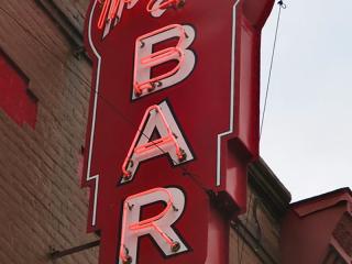 Biển vẫy 2 mặt quán bar
