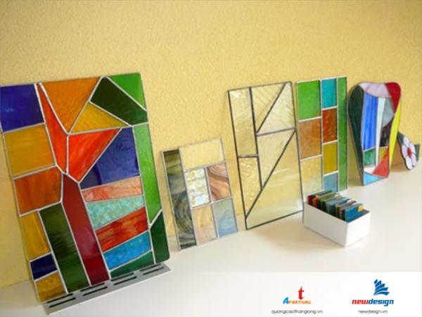 Thi công các loại biển kính quảng cáo - backdrop kính