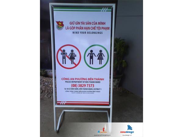 Thi công kệ giá chữ X, Standee cuộn nhôm