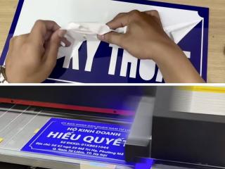 Biển công ty, biển chức danh mica nên chọn in UV hay dán decal?