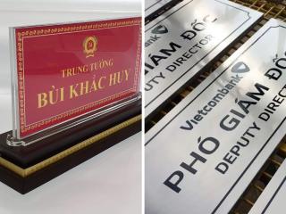 Biển tên chức danh: Nên dùng alu hay thép không gỉ?