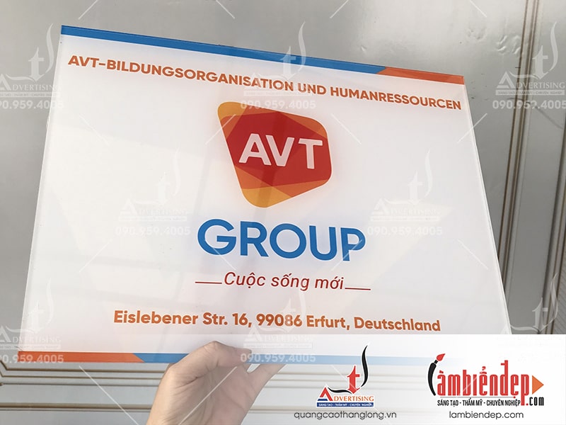 Biển_công_ty_avt_group_mica_trong_in_UV_ngược_mặt_sau-min.jpg (70 KB)