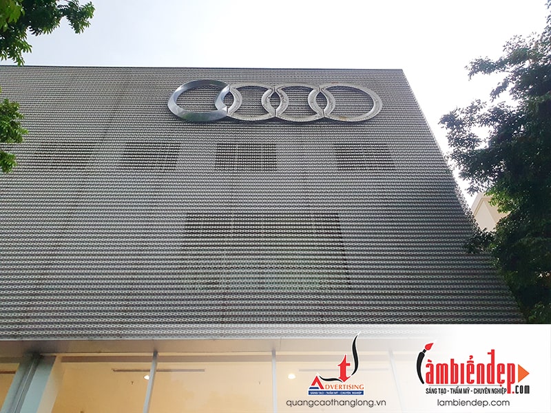 Logo Audi bị rơi