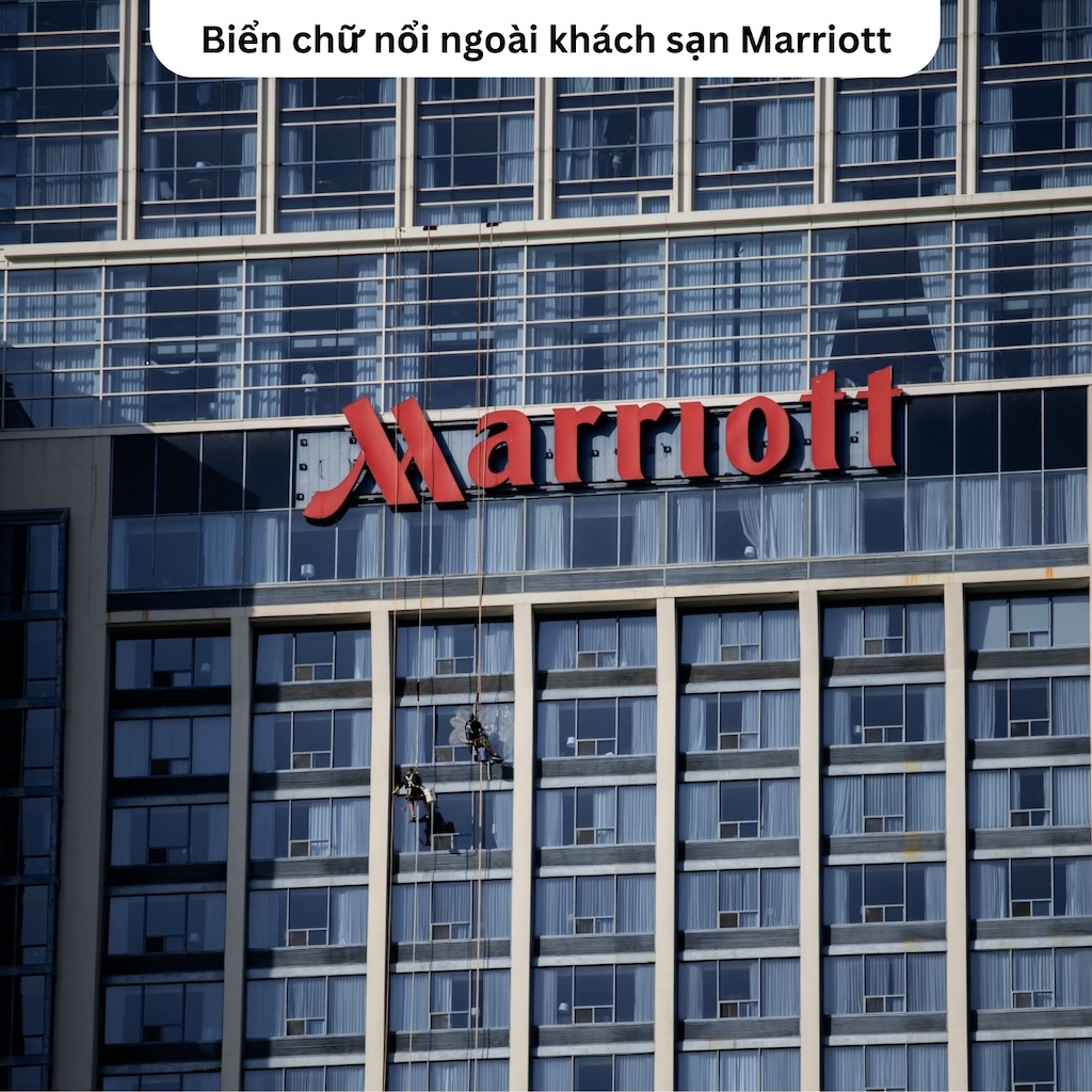 Biển chữ nổi ngoài khách sạn Marriott