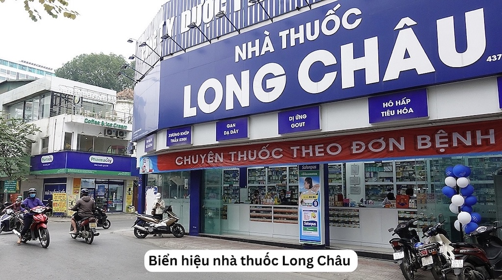 Biển hiệu nhà thuốc FPT Long Châu gắn sát mặt trước cơ sở kinh doanh