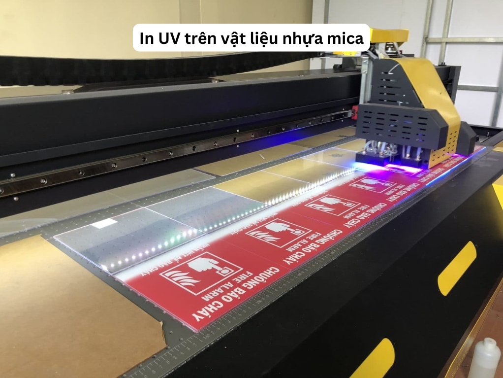 In UV trên vật liệu nhựa mica