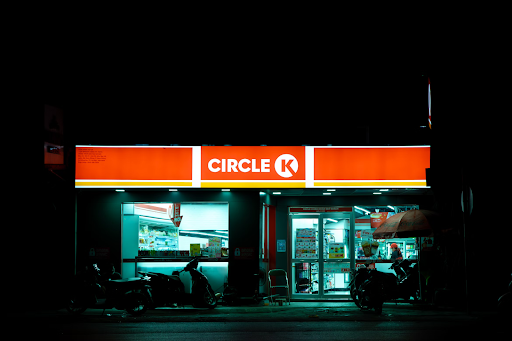 Kết cấu vững chắc biển cửa hàng của Circle K