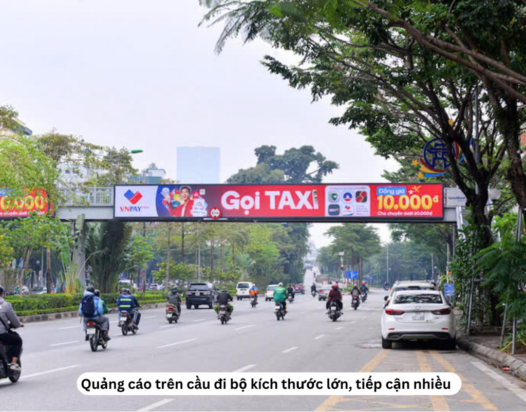 Quảng cáo trên cầu đi bộ kích thước lớn