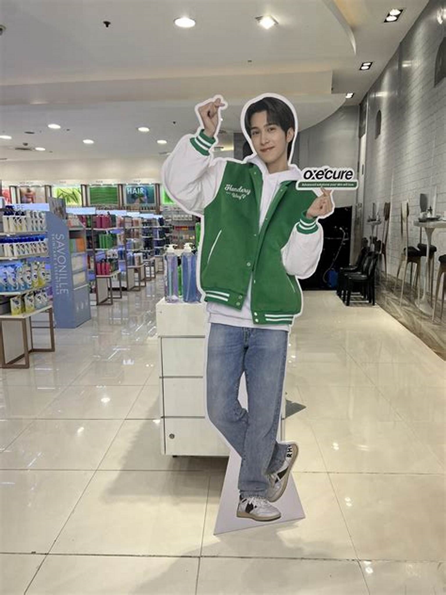 standee đặt tại quầy hàng siêu thị