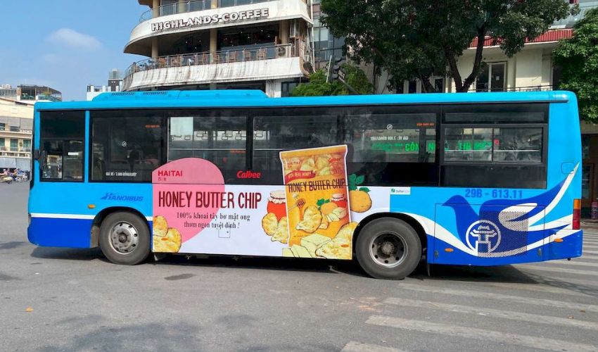 Phần kính xe buýt dán quảng cáo decal lưới