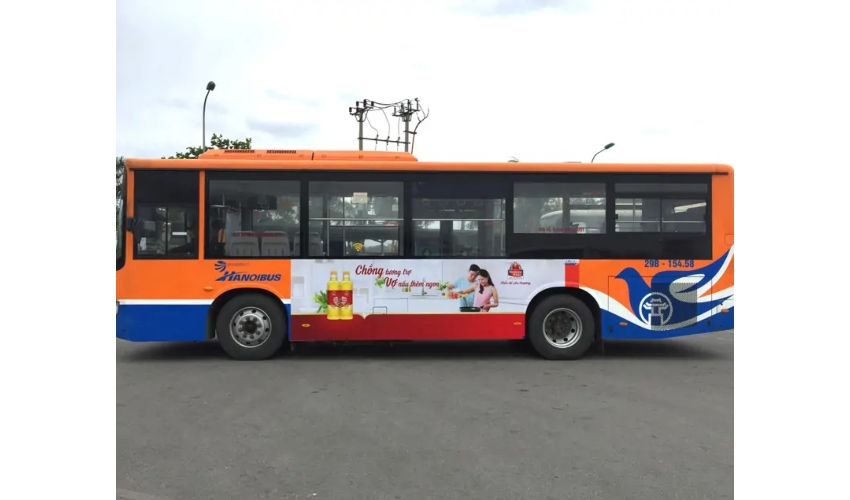 Quảng cáo hai bên thân xe buýt phổ biến tại Việt Nam