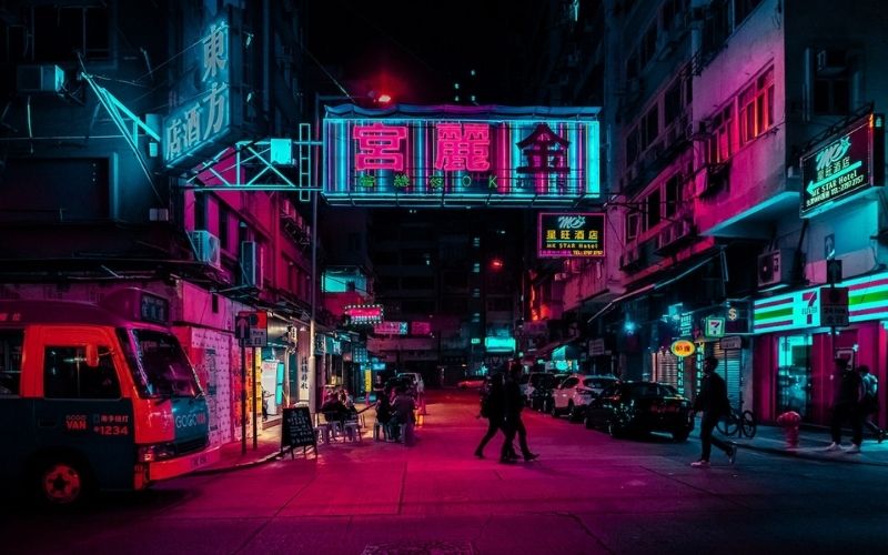 Một góc phố treo biển đèn neon của Hồng Kông