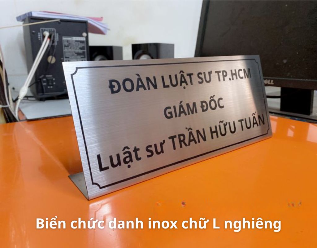 Biển chức danh inox kiểu chữ L nghiêng
